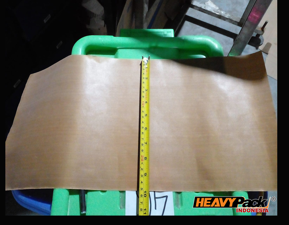 Teflon tape di mesin vacuum digunakan untuk menyegel sambungan atau koneksi pipa agar tidak ada kebocoran udara.